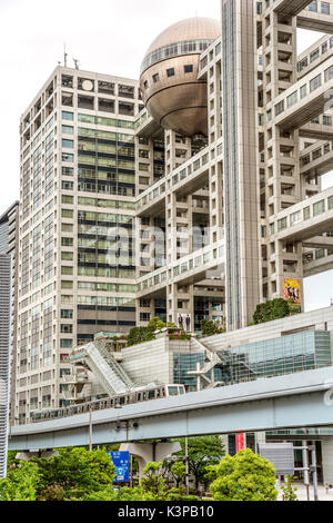 Yurikamome Monorail Zug vor dem Fuji Television Headquarter Building, bekannt als Fuji TV, Odaiba, Minato, Tokyo, Japan Stockfoto