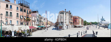 Panorama der Via Giuseppe Garibaldi und Riva Sette Martiri, Castello, Venedig, Venetien, Italien an einem heißen Sommertag mit Touristen und eine Yacht günstig ein Stockfoto