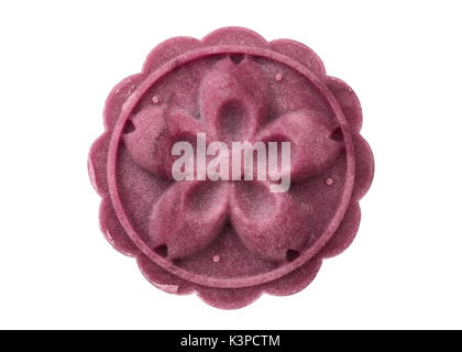 Handmad Mooncake isoliert auf weißem Hintergrund in voller Tiefenschärfe mit Freistellungspfaden. Stockfoto