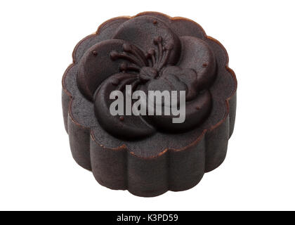 Handmad Mooncake isoliert auf weißem Hintergrund in voller Tiefenschärfe mit Freistellungspfaden. Stockfoto