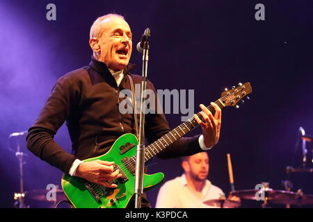 Tausende von Jecken genießen Sie die Musik von Status Quo auf der diesjährigen Zurückspulen Festival South 2017 der Musik der 80er Jahre an seinem ersten Tag Stockfoto