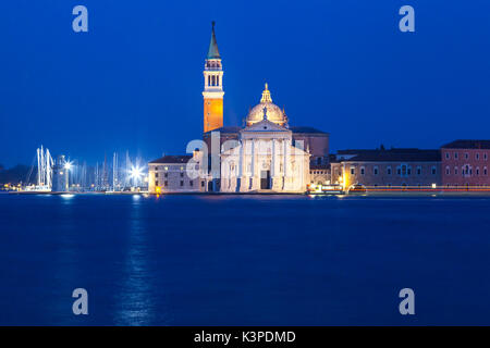 Venedig, Venetien, Italien, Blick auf die Insel San Giorgio Maggiore an der blauen Stunde mit Kirche und Kloster der Benediktiner beleuchtet und leichte Spuren von einem Stockfoto