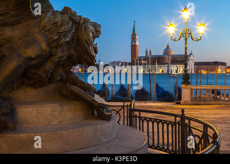 Leiter der geflügelte Löwe auf das bronzene Reiterstandbild von Victor Emmanuel II auf der Riva degli Schiavoni in Venedig, Venetien, Italien bei Sonnenuntergang lookin Stockfoto
