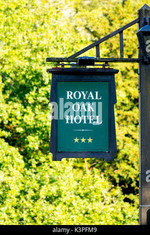 Royal Oak Hotel Schild vor dem Hotel auf der A 5 Im beliebten Touristenort Betws-y-Coed, Wales, Großbritannien Stockfoto