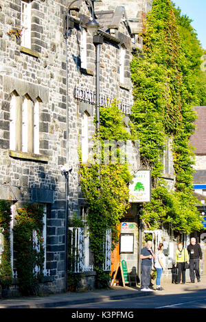 Die malerische viktorianische 3 Start hotel Royal Oak Hotel auf einem Sommer morgen mit üppigen grünen Efeu an der Außenseite des Gebäudes, Betws-y-Coed, Stockfoto