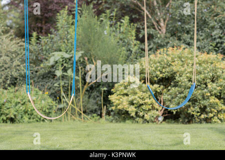 Zwei blau gelb schwingt über eine neu geschnittene Gras Feld Stockfoto