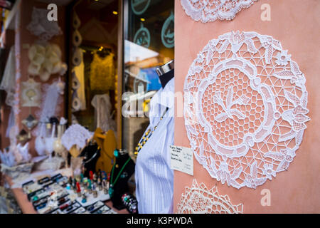 Burano, Venedig, Venetien, Italien, Norden und Osten Europas. Spitze shop Detail. Stockfoto