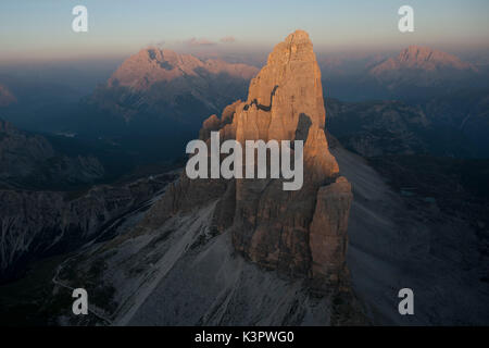 Sonnenaufgang auf die Drei Zinnen von Lavaredo. Naturpark Sextner Dolomiten. Es liegt zwischen den Grenzen des Veneto und Trentino Alto Adige Regionen. Italien. Europa. Stockfoto