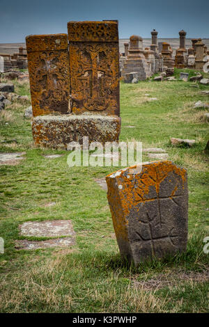 Khachkars in dem Historischen Friedhof von noratus in der Nähe von Lake Sevan, Armenien, Caucaus, Eurasien. Stockfoto