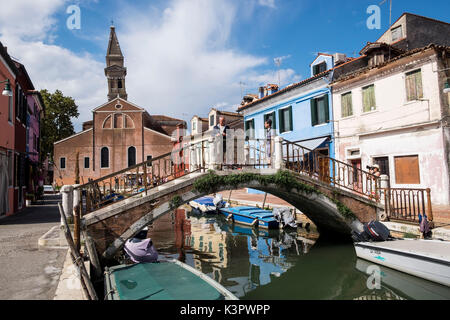 Burano, Venedig, Venetien, Italien, Norden und Osten Europas. Fußgängerbrücke. Stockfoto