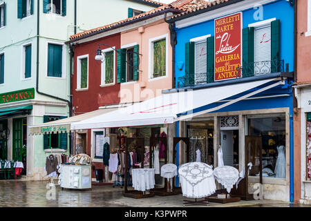 Burano, Venedig, Venetien, Italien, Norden und Osten Europas. Spitze Shop. Stockfoto