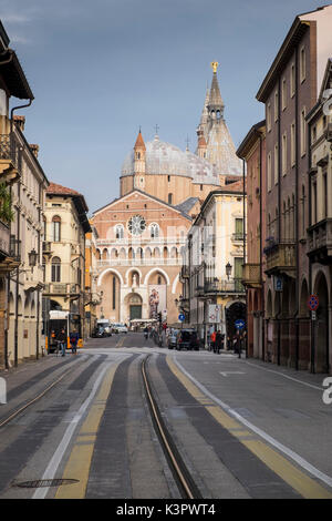 Padua, Venetien, Norditalien, Europa. Blick auf die Basilika des Heiligen Antonius die Straße hinunter. Stockfoto