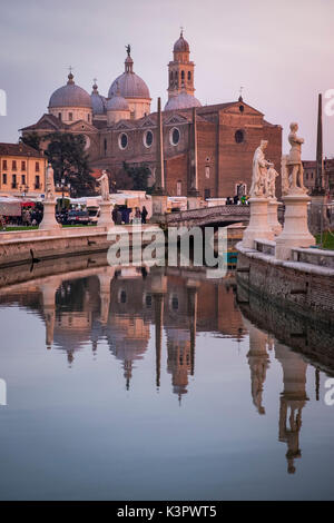 Padua, Venetien, Norditalien, Europa. Via Prato della Valle und die Basilika von Santa Giustina. Stockfoto