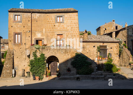 Civita di Bagnoregio, Viterbo, Latium, Italien, Europa. Der Hauptplatz in der Altstadt. Stockfoto