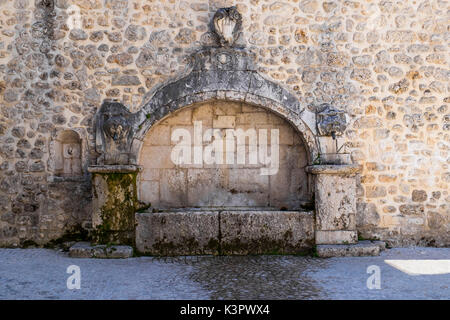 Scanno, Abruzzen, Italien, Europa. Pisciarello Brunnen. Stockfoto