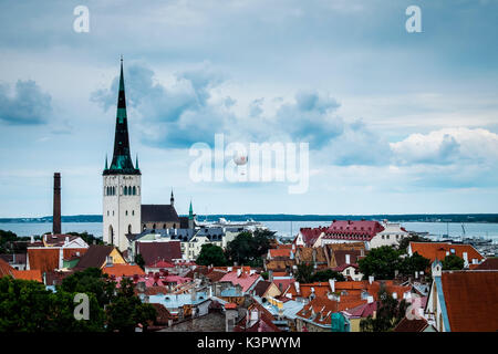 Tallinn, Estland, Europa. Das St. Olavs Kirche in der Altstadt. Stockfoto