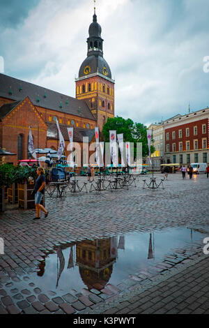 Riga, Lettland, Europa. Die Kathedrale mit dem Glockenturm in eine Pfütze wider. Stockfoto