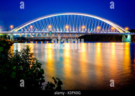 Bratislava, Slowakei, Zentrum Europas. Die Apollo Brücke in Bratislava ist eine Straßenbrücke über die Donau. Stockfoto