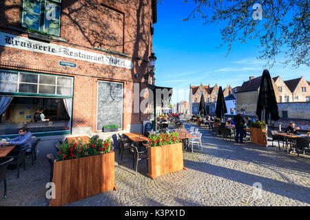 Typische brasserie Cafe und Geschäften entlang der Altstadt am Kanal Brügge Westflandern Belgien Europa Stockfoto