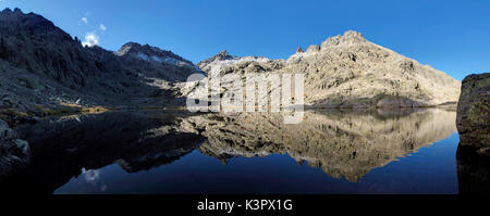 Circo de Gredos mit Pico Almanzor, dem höchsten Punkt der Sierra de Gredos, in der Laguna Grande de Gredos See widerspiegelt, zentralen System, Spanien Stockfoto