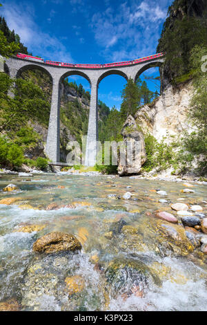 Die alpine stream Frames der Bernina Express Zug auf Landwasser Viadukt Filisur Albulatal Kanton Graubünden Schweiz Europa Stockfoto