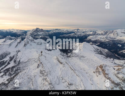 Luftaufnahme von den schneebedeckten Gipfeln der Giau Cortina D'Ampezzo Provinz Belluno Venetien Italien Europa Stockfoto