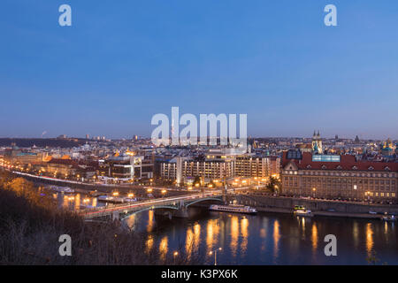 Dämmerung leuchtet die historischen Brücken und Gebäude auf der Moldau (Vltava) den Prag Tschechische Republik Europa Stockfoto