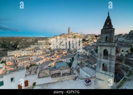 Blick auf die Altstadt und das historische Zentrum namens Sassi auf Felsen auf dem Gipfel des Berges Matera Basilicata Italien Europa gehockt Stockfoto