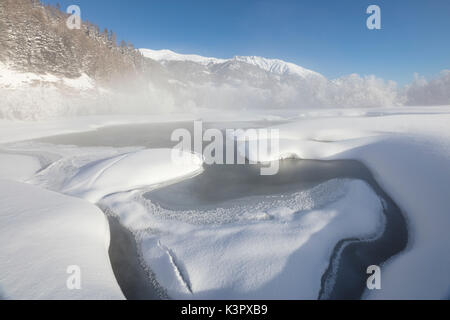 Nebel auf dem verschneiten Landschaft und zugefrorenen Fluss Inn Celerina Maloja Kanton Graubünden Engadin Schweiz Europa Stockfoto