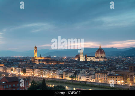 Das blaue Licht der Dämmerung Frames die Stadt Florenz von Arno Fluss überquert von der Piazzale Michelangelo Toskana Italien Europa gesehen Stockfoto