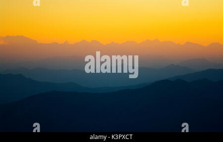 Die Südlichen Alpen aus dem Veltlin zu Monte Rosa an den Sonnenuntergang, den Monte Legnone, Valtellina, Lombardei, Italien Stockfoto