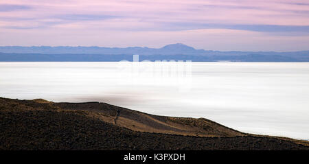 Die Salt Lake im Süden von Bolivien. Moderne Karten meist Name der See Salar de Uyuni, für die in der Nähe der süd-östlichen Ufer liegt die kleine Stadt dieses Namens. Aber die Frage der lokalen indigenen Völker, deren Vorfahren rund um den See für Tausende von Jahren gelebt haben. Sie wird seinen Namen lernen ist nicht nach Uyuni, sondern auf den heiligen Berg von Tunupa, die steigt Wie eine schwebende Mirage von seinem nördlichen Ufer verbunden. Bolivien, Südamerika Stockfoto