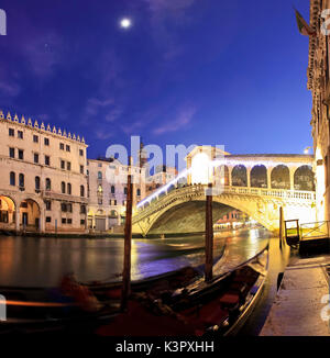 Die berühmte Rialtobrücke in Venedig unter einem romantischen Mondschein und einige Gondeln im Vordergrund - Venedig, Venetien, Italien Europa Stockfoto