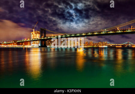 Williamsburg Bridge bei Nacht, über den East River zwischen Brooklyn und Manhattan Manhattan und Williamsburg Brücken überspannen über den East River Wette Stockfoto