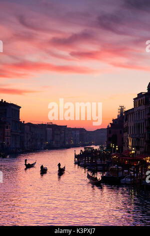 Gondeln auf dem Canal Grande in Venedig bei Sonnenuntergang. Venetien Italien Europa Stockfoto