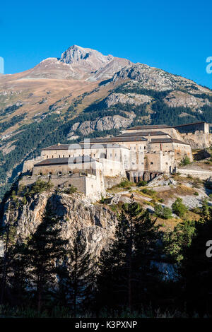 Die barrière von esseillon oder Fort von Esseillon in Aussois. Ein Winter und Sommer Savoyer Dorf Art Resort, Aussois ist im Maurienne Tal, 7 km entfernt von Modane und in der Nähe der Nationalpark Vanoise Parc. Es ist auch am Fuße des Aufprallschadens Parrachee, einer der höchsten Gipfel der Vanoise - Aussois, Savoie Alpen, Frankreich. Europa Stockfoto