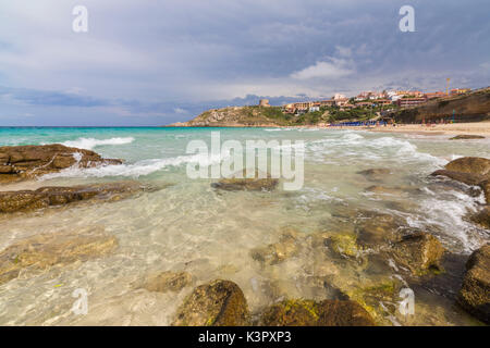 Gewitterwolken Frame das Dorf mit Blick auf das türkisfarbene Meer Santa Teresa di Gallura Provinz Sassari Sardinien Italien Europa Stockfoto