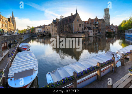 Das mittelalterliche Stadtzentrum Unesco Weltkulturerbe der Rozenhoedkaai canal Brügge Westflandern Belgien Europa gerahmt Stockfoto