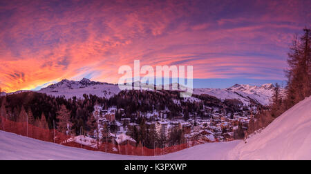 Panorama der alpinen Dorf Madesimo und verschneite Pisten bei Sonnenuntergang Spluga Tal Veltlin Lombardei Italien Europa Stockfoto