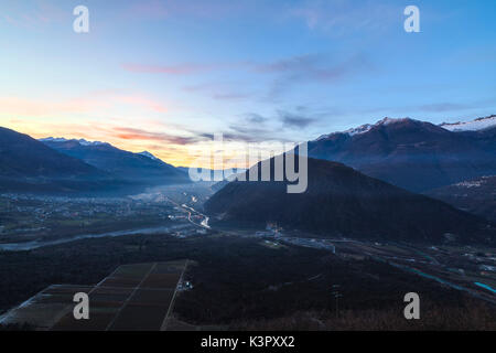 Sonnenuntergang leuchten Frame die Berge und Feldern Campo Tartano Provinz Sondrio Veltlin Lombardei Italien Europa Stockfoto