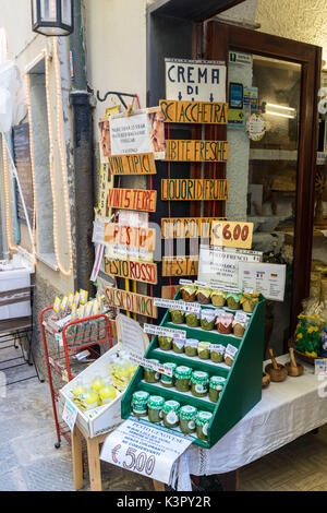 Gourmet Produkte und typische Speisen in den Geschäften der alten Gassen von Portovenere La Spezia Provinz Ligurien Italien Europa Stockfoto