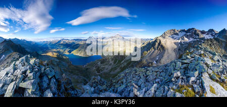 Panorama auf den See Montespluga durch den felsigen Gipfeln Ferrè Tambò und Suretta Chiavenna Tals Veltlin Lombardei Italien Europa gerahmt Stockfoto