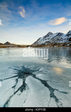 Sonnenuntergang auf dem gefrorenen Lej Nair von schneebedeckten Gipfeln Berninapass Kanton Graubünden Engadin Schweiz Europa umgeben Stockfoto