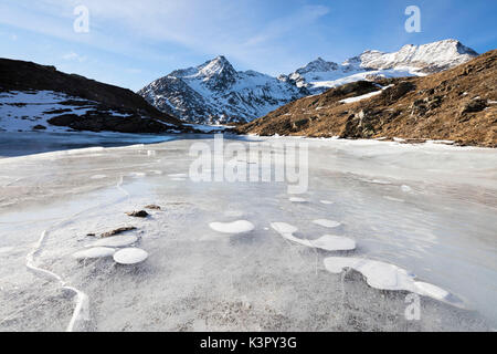 Blauer Himmel über den gefrorenen Lej Nair umgeben von schneebedeckten Gipfeln Bernina Pass Kanton Graubünden Engadin Schweiz Europa Stockfoto