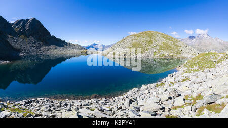 Panorama der felsigen Gipfeln im klaren Wasser des Lago Nero im Sommer Chiavenna Tals Veltlin Lombardei Italien Europa wider Stockfoto