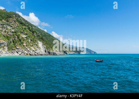 Segeln im türkisfarbenen Meer entlang der Küste von Cinque Terre Nationalpark der Provinz von La Spezia in Ligurien Italien Europa Stockfoto