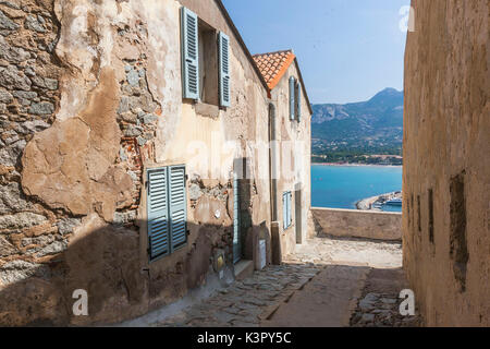 Alte Gebäude in den Gassen der alten Zitadelle mit Blick auf das Meer von Calvi Balagne im Nordwesten Korsikas Frankreich Europa Stockfoto