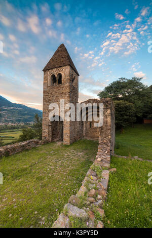 Rosa Wolken bei Sonnenuntergang auf der alten Abtei San Pietro in Bregalone Piagno Sondrio Provinz niedriger Valtellina Lombardei Italien Europa Stockfoto