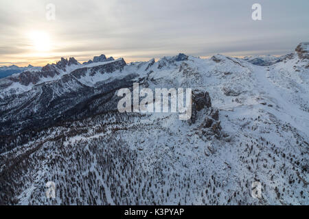 Luftaufnahme des verschneiten Bergrücken der Cinque Torri Dolomiten Cortina D'Ampezzo Provinz Belluno Venetien Italien Europa Stockfoto