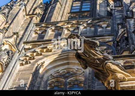 Details von Statuen und Architektur der Kathedrale Saint Vitus Prag Tschechische Republik Europa Stockfoto